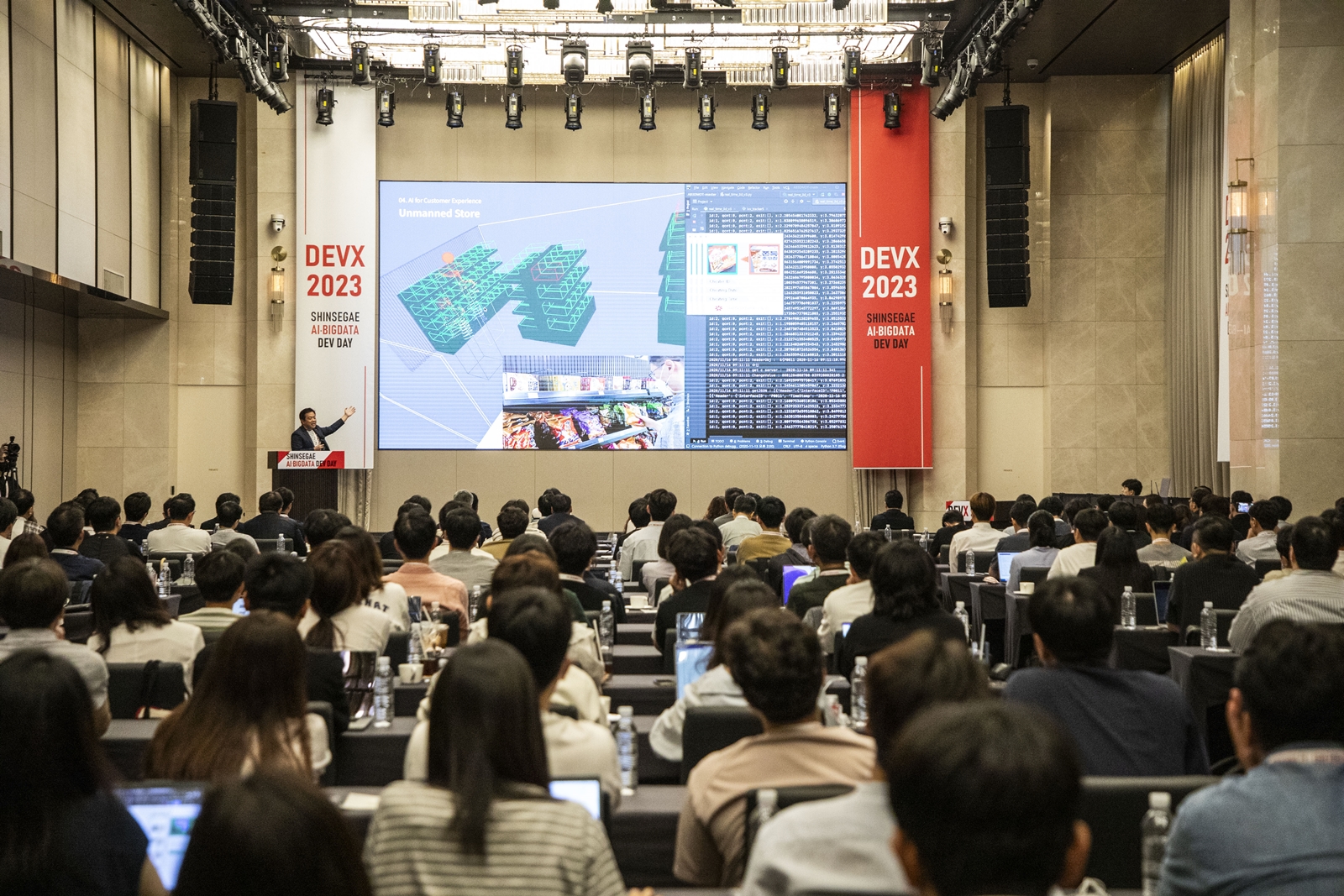 신세계그룹 ai, bigdata dev day 'DEVX 2023'에 참석한 개발자들이 연사자의 강연을 듣고 있는 모습