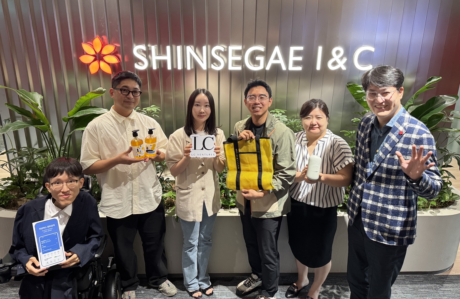 신세계아이앤씨 사회적경제기업 지원사업 미니콘테스트 선정기업 대표들이 모여 기념사진 촬영을 하고 있다